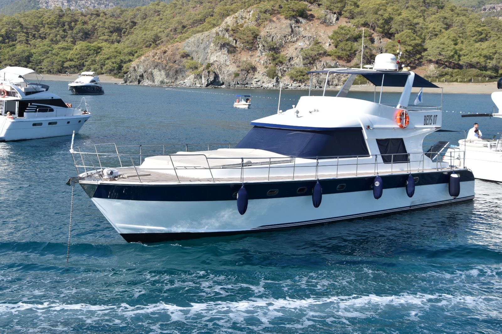 Аренда яхты БЕЙС 07